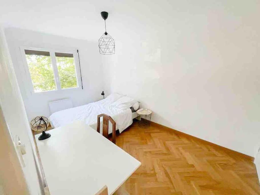 Appartement Spacieux Avec Parking Gratuit Сет Екстериор снимка