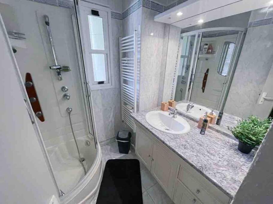 Appartement Spacieux Avec Parking Gratuit Сет Екстериор снимка